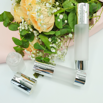 ราคาโรงงานสีเงินเงา 15ml, 30ml, 50ml บรรจุภัณฑ์สกินแคร์ขวดสุญญากาศสุดหรู 2022